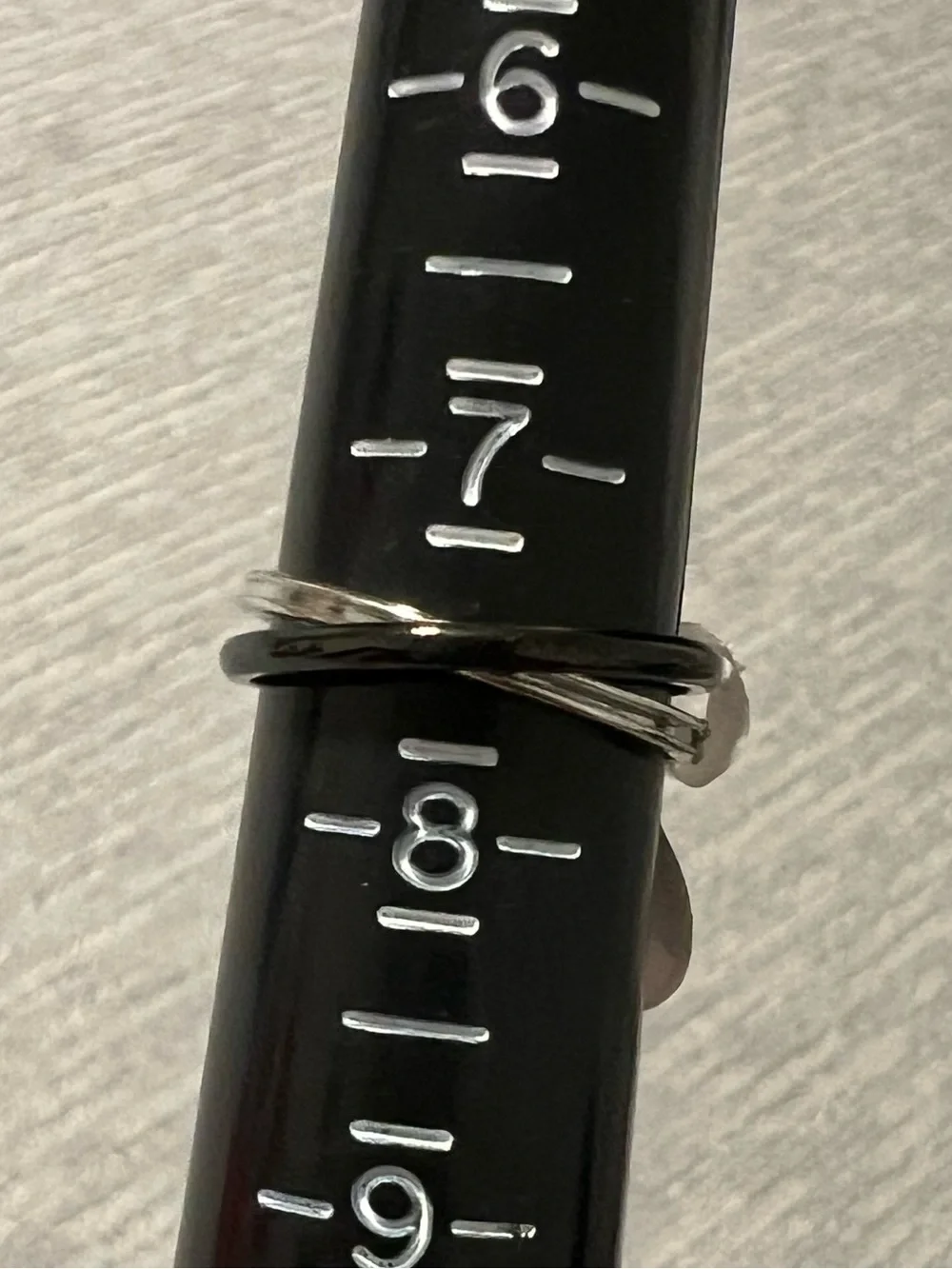 Elegant Silver & Black Interlocking Band Ring – Size 7.5 nip